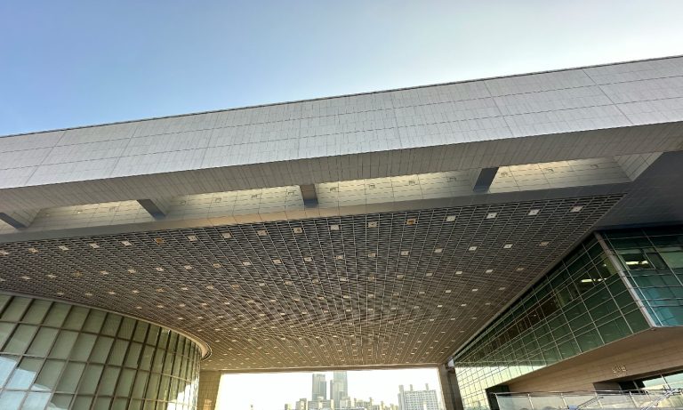 Modern architecture of the National Museum of Korea.