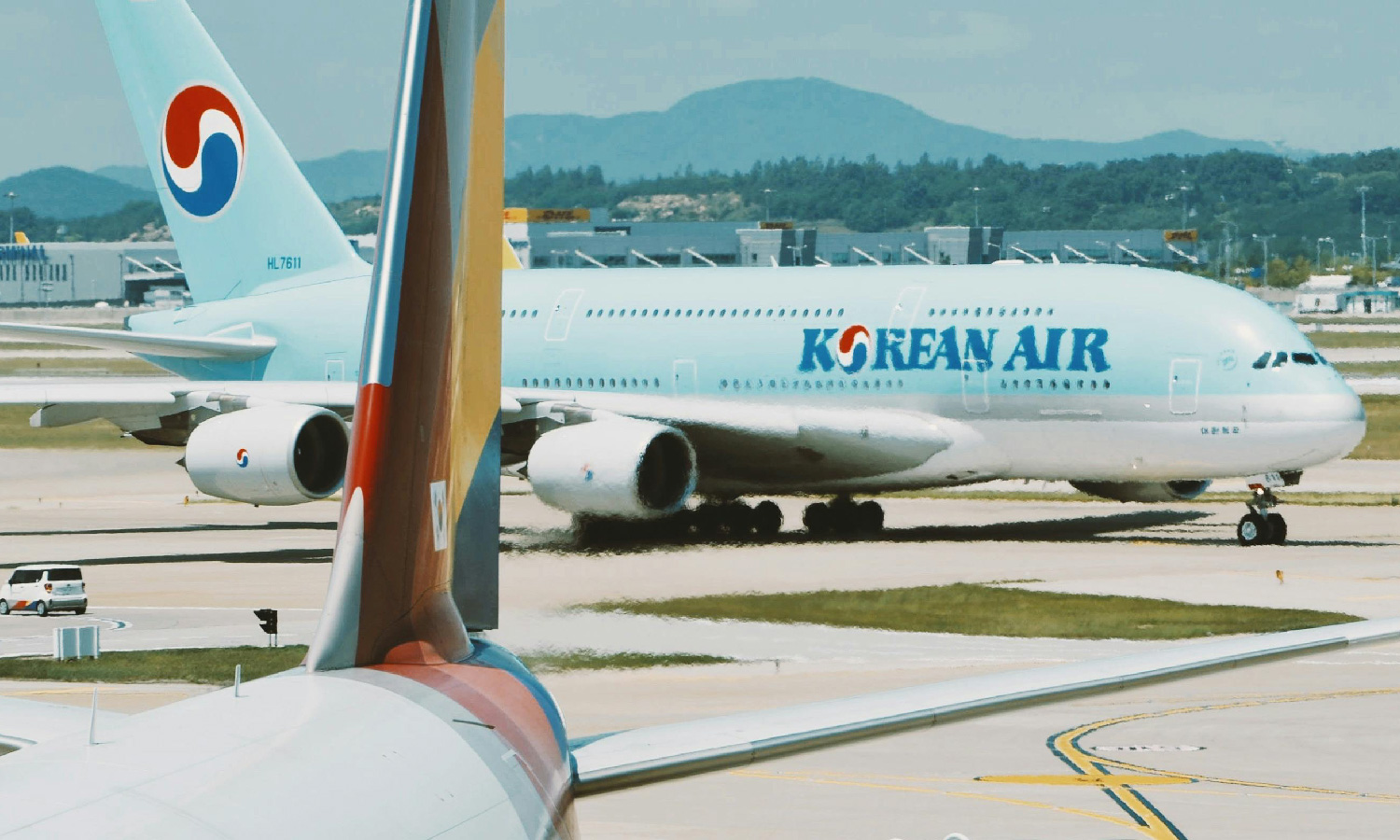 Korean Air airplane on runway.
